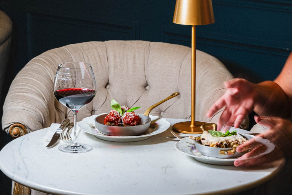 Scène de repas et jazz dans un bar/restaurant - Oeildalex