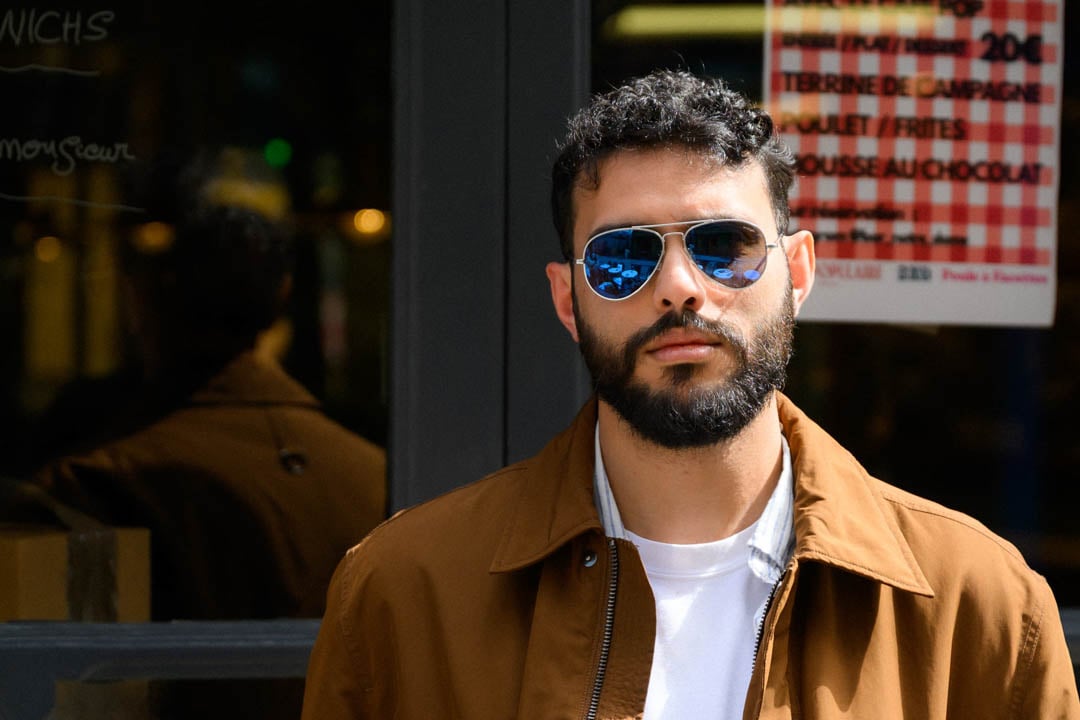 Portrait en extérieur avec lunettes de soleil – photo par Alexis Lacroix, Oeildalex