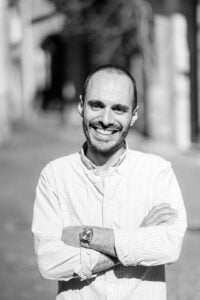 Portrait d’un homme dans un restaurant grec méditerranéen à Bordeaux par Alexis Lacroix, Oeildalex