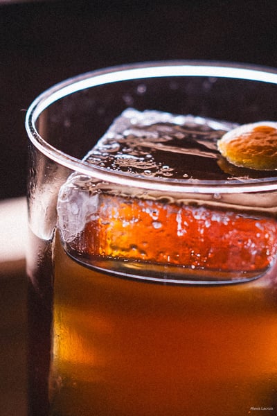 Cocktail amer orange verre bordeaux oeildalex