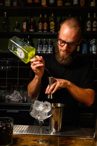 Cocktail barman shaker alcool village59 oeildalex