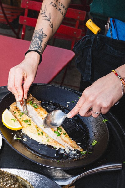 Paysbasque poisson sole serveur restaurant biarritz oeildalex
